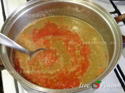 После того как чечевица стала мягкой добавляем помидоры, варим еще 10-15 мин.Чечевица должна быть мягкой, но не превратиться в кашу.