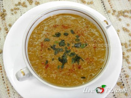 Суп-пюре из чечевицы при подаче украшаем зеленью, каплями оливкового масла и хлопьями перца чили (по желанию).