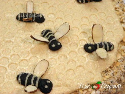 Вот такие симпатичные пчелки с миндальными крылышками получаются. Их можно использовать для украшения медовиков и различных десертов.