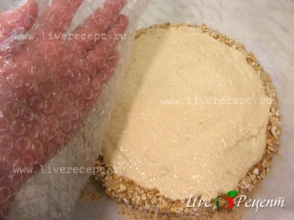 Заливаем верх торта желатиновым кремом, разравниваем при помощи лопаточки или ножа. Бока обсыпаем крошкой из печенья или орехами. Делаем соты, используя упаковочную пленку с пузырьками.