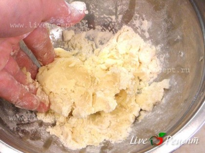 Чтобы приготовить бер-манье, масло и муку перемешиваем, чтобы получилось однородное тесто.