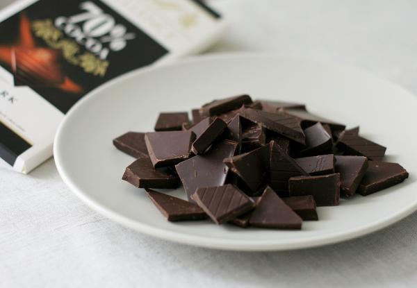 Шоколад натираем на крупной тёрке или просто ломаем на кусочки, главное, чтобы не попадалось слишком крупных.