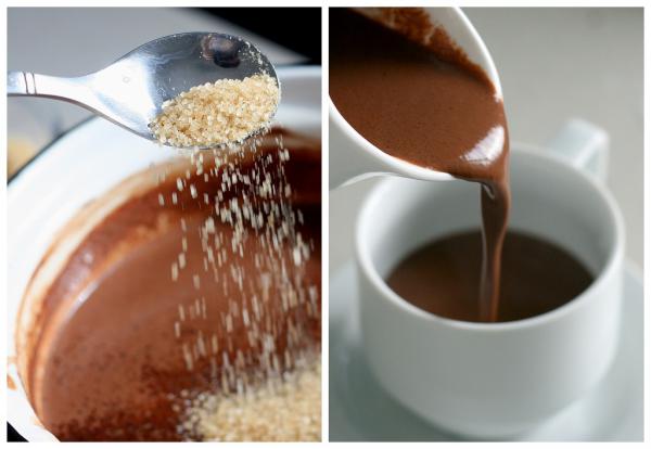 Добавляем сахар и коньяк по вкусу и разливаем по чашкам. При желании украшаем взбитыми сливками или шоколадной стружкой.    