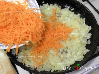 Чтобы приготовить картофель тушеный по-деревенски, нарезаем мелко лук, морковь трем на крупной терке. Сначала обжариваем  лук 3-5 мин. до прозрачности, затем добавляем к нему морковь и жарим еще минуты 3. Обжаренные морковь и лук перекладываем в сковороду, в которой  будет тушиться картофель.