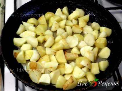 Далее нарезаем картофель довольно крупно и обжариваем его до легкой корочки.При обжаривании картофель должен лежать в один слой. Если картофеля много, обжариваем его в два приема.