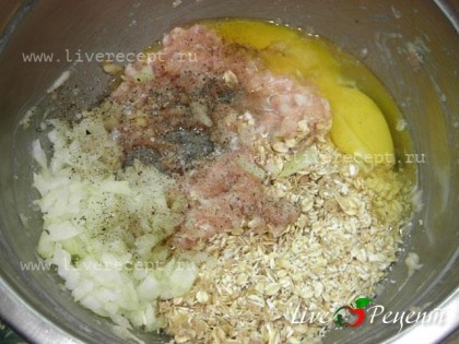 Котлеты куриные с овсяными хлопьями делаются  очень быстро. К фаршу добавляем мелко порезанный лук, хлопья, молоко, яйцо, соль и перец по вкусу.