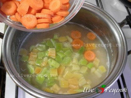 Когда фасоль будет почти готова, добавляем к ней морковь и сельдерей (сладкий перец) варим еще 5-7 мин.
