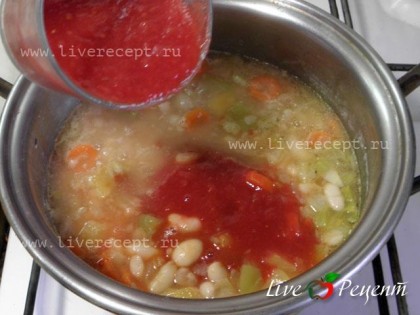 Далее добавляем помидоры, с них нужно снять шкурку и измельчить в блендере. А также добавляем томатную пасту.Можно использовать консервированные помидоры в собственном соку.