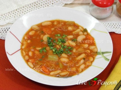 Постный греческий суп -  Фасолада готов! Суп получается густой и сытный. Подаем суп, присыпав мелко нарезанным зеленым луком, в холодном или горячем виде.