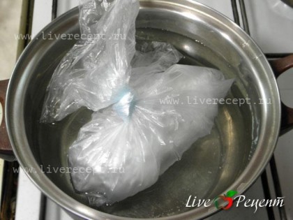 Колбасу кладем в два полиэтиленовых пакета, завязываем и варим в кипящей воде 30 мин.