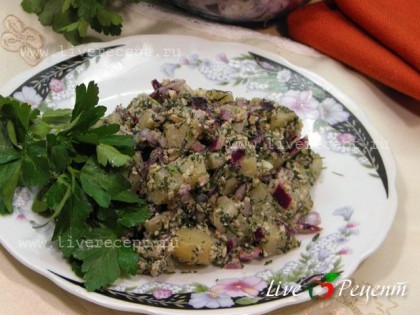 Картофельный салат с орехами и зеленью должен настояться 5-10 мин и можно подавать на стол.
