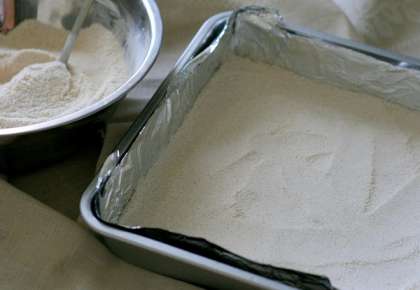Форму для выпекания выстилаем пекарской бумагой или фольгой и обильно смазываем сливочным маслом:
