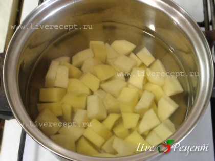 Для приготовления сырных булочек с картофелем, режем картофель кубиками и варим в подсоленной воде до готовности. Воду сливаем, толчем картофель и оставляем, чтобы он остыл.