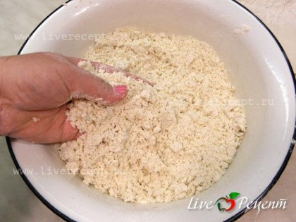 Затем в миску просеиваем муку, добавляем дрожжи и щепотку соли. Кладем картофельное пюре в муку и перетираем руками, чтобы тесто напоминало крошку.