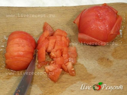 Подготовим помидоры для печени по-креольски. Удаляем шкурку и нарезаем помидоры кубиками.Чтобы удалить шкурку, делаем крестообразные надрезы на помидорах и опускаем их в кипяток на несколько секунд. После этого шкурка легко снимается.