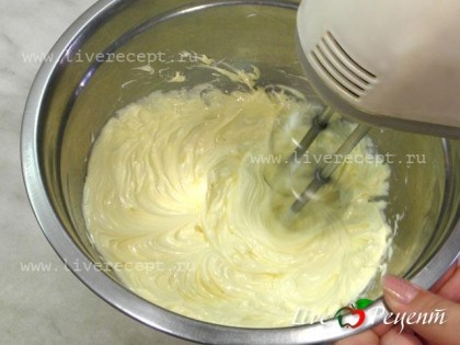 Для приготовления кекса по ГОСТу, мягкое масло взбиваем в пышную массу (5-6 мин), пока не побелеет.