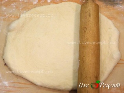 Чтобы приготовить булочки с кокосовой стружкой из данных ингредиентов готовим постное дрожжевое тесто.  Для начинки смешиваем кокосовую стружку с сахаром и мукой. Делим тесто на 2 части, раскатываем прямоугольный пласт.