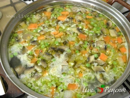 Куриный суп с зеленым горошком и грибами готов!
