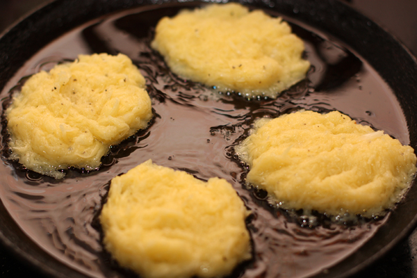 На разогретую сковороду с растительным маслом аккуратно выкладывайте по столовой ложке картофельного теста.