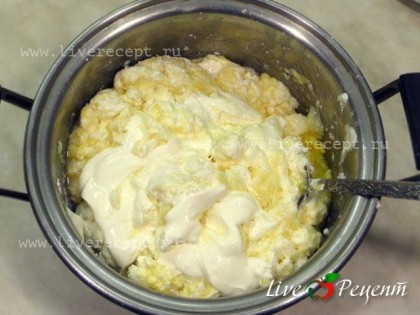 Складываем его в кастрюлю, добавляем яйца, сахар,  сливочное масло и сметану.