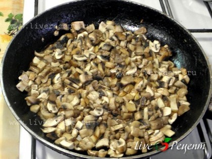 Приготовим начинку для мясных зраз с грибами и сыром. Грибы мелко нарезаем и обжариваем на сковороде до полуготовности.Лучше всего использовать шампиньоны, если это лесные грибы, то их стоит предварительно отварить.