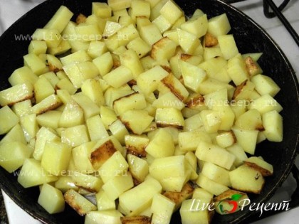 Картофель режем кубиками и обжариваем на сильном огне до зарумянивания (2-3 мин). Количество масла минимальное. Обжаренный картофель выкладываем в отдельную  кастрюлю, где будет тушиться наше рагу.