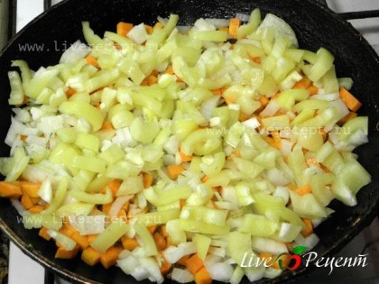 Теперь приготовим соус для овощного рагу по-домашнему. Лук и морковь нарезаем кубиками, сладкий перец нарезаем небольшими брусочками. Все вместе обжариваем на сковороде до мягкости.
