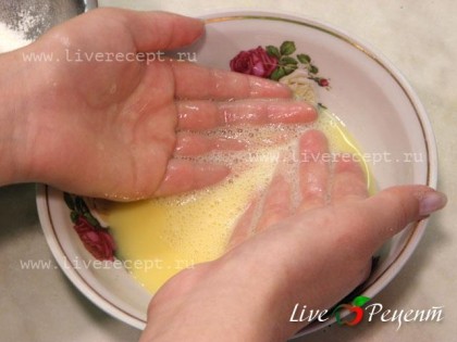 Теперь приготовим «лапшу» для крестьянского супа «Затируха». Смешиваем яйцо с водой (3 ст. лож.), подсаливаем немного. Теперь кисти рук окунаем в полученную смесь (руки, конечно же, чистые вымытые).