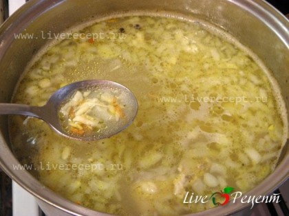 В кипящий суп бросаем затируху, перемешиваем и варим минуты 2-3 на среднем огне.