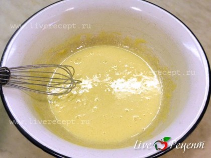 Чтобы приготовить печенье «Пуговицы», хорошенько растираем желтки с сахаром и ванильным сахаром.