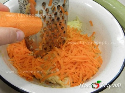 Чтобы приготовить овощной кугель картофель, лук, морковь натираем на крупной терке. Чеснок мелко рубим.