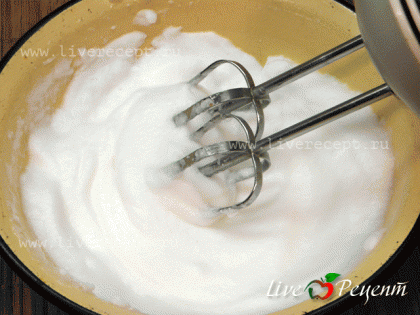 Белки взбиваем со щепоткой соли в пену, затем частями добавляем сахар и взбиваем до устойчивых пиков.