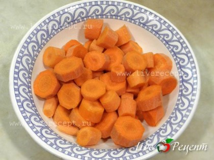 Чтобы приготовить салат витаминный, помытую и очищенную морковь нарезаем крупными кусочками.