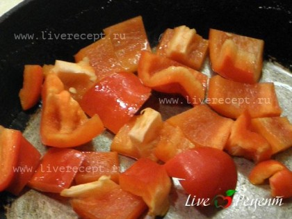 Болгарский перец очищаем от семян, нарезаем на кусочки и обжариваем на сковороде с небольшим количеством масла. Остужаем.