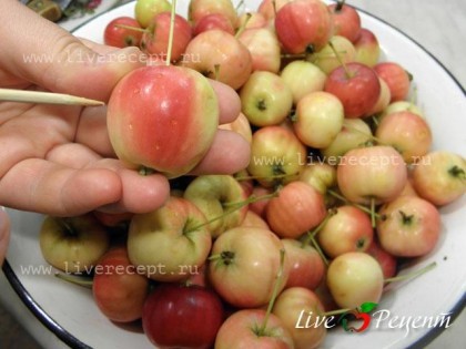 Для приготовления варенья из райских яблочек, яблоки хорошенько моем. Затем деревянной зубочисткой накалываем каждое яблочко в нескольких местах.