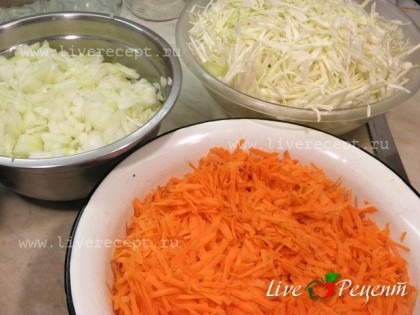 Приготовить такую капусту на зиму очень просто. Капусту шинкуем при помощи специальной терки или кухонного комбайна, морковь трем на крупной терке, лук режем кубиками.