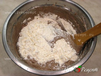 Теперь взбиваем белки, добавив в них щепотку соли, до пышной и устойчивой массы. 1/3 часть белка добавляем в шоколадную массу. Перемешиваем и добавляем стакан просеянной муки, снова все перемешиваем.