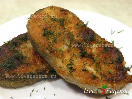 Теперь обжариваем рыбу на сковороде с растительным маслом с двух сторон до золотисто-коричневой корочки. Подаем жареного сома в ореховой панировке с салатом или картофелем.