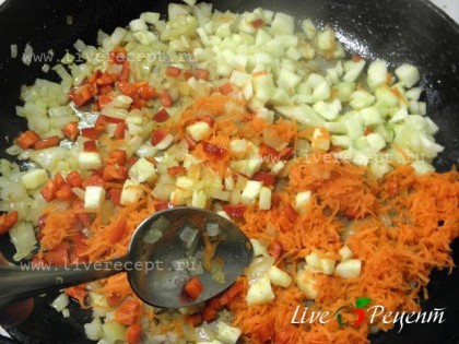 Серединки кабачка, лук и перец нарезаем мелкими кубиками. Морковь трем на средней терке. Овощи выкладываем на разогретую с растительным маслом сковороду и обжариваем их до мягкости.