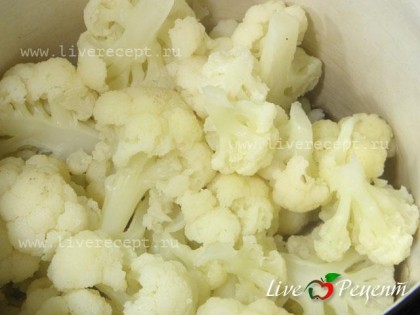 Для приготовления капустно-рисовой запеканки отвариваем цветную капусту в подсоленной воде минут 5.