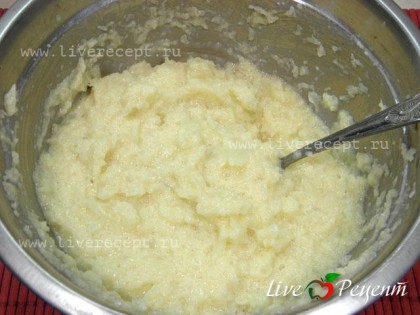 В миску выкладываем измельченную капусту, добавляем 2 яйца, сметану, муку, соду и взбиваем  все погружным блендером.