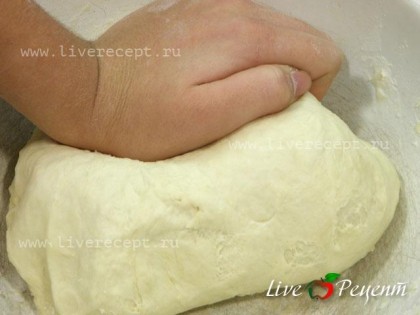 Вымешиваем мягкое тесто, на это понадобится 5-7 мин, тесто должно стать эластичным.