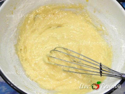 Взбиваем яйца с сахаром, перцем и солью. Затем добавляем муку с разрыхлителем. Тесто должно быть густоватое, но текучее.