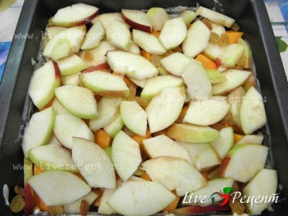 Сверху тыквы выкладываем изюм и тонко нарезанные яблоки.