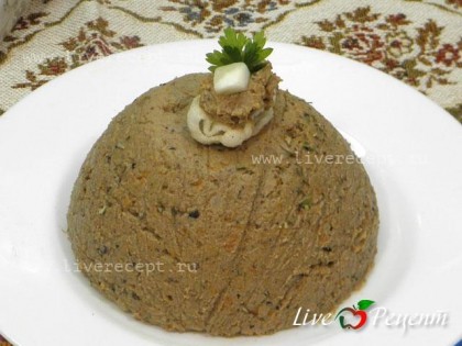 Готовый паштет из печени с имбирем и черносливом храним в холодильнике в герметичном стеклянном или металлическом пищевом лотке.
