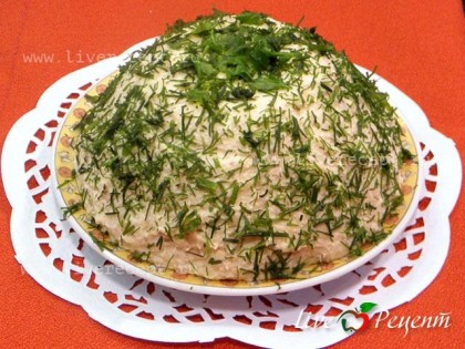 Сельдь по-киевски выкладываем на блюдо в виде горки и украшаем зеленью.