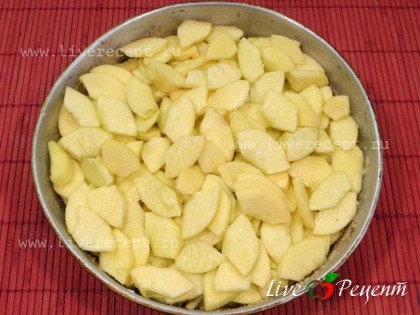 Чтобы приготовить яблочную запеканку, яблоки чистим и удаляем семечки. Нарезаем небольшими кусочками и выкладываем в смазанную сливочным маслом форму. Поливаем яблоки соком 1-го лимона и ставим в духовку, разогретую до 180 градусов на 15 мин.