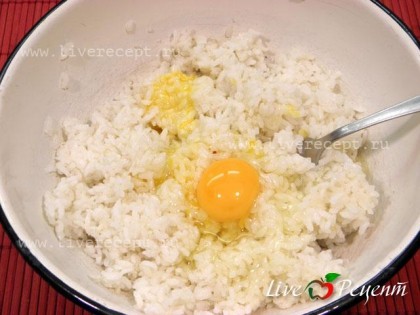 Чтобы приготовить рисовые шарики с сыром для начала отвариваем рис в 1,5 стак. воды и даем остыть. Затем в рис добавляем 2 яйца, 30 г натертого сыра, солим, перчим по желанию и по вкусу. Все хорошо перемешиваем.