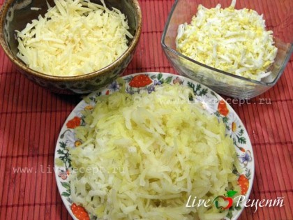 Чтобы приготовить салат «Ананас» картофель, куриную грудку и яйца следует предварительно отварить и остудить. Затем картофель, яйца и сыр трем на крупной терке.