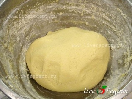 Чтобы приготовить торт «Наполеон» на сковороде взбиваем яйца с сахаром, добавляем мягкое масло, соль, соду  (погасить уксусом) и 2,5 стакана муки (оставшаяся мука пойдет на раскатывание коржей). Замешиваем тесто и оставляем его отдыхать на 15-20 мин.Количество муки и сахара я измеряла стаканами емкостью 250 мл.